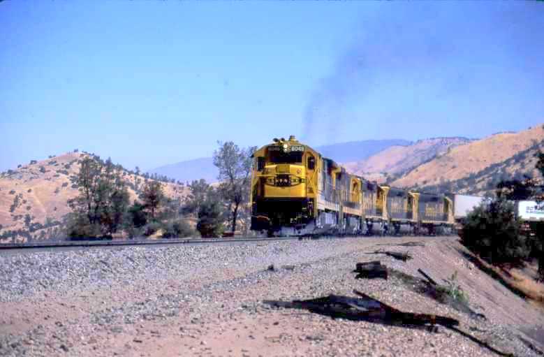 EMD U 33 C on Top of the Loop